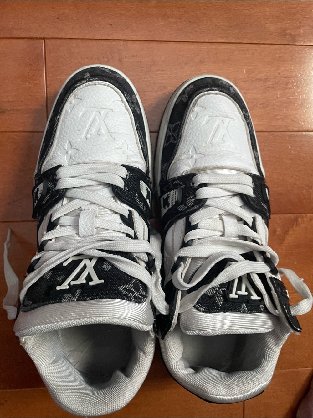 White Sneaker with Black Accents - Size 7